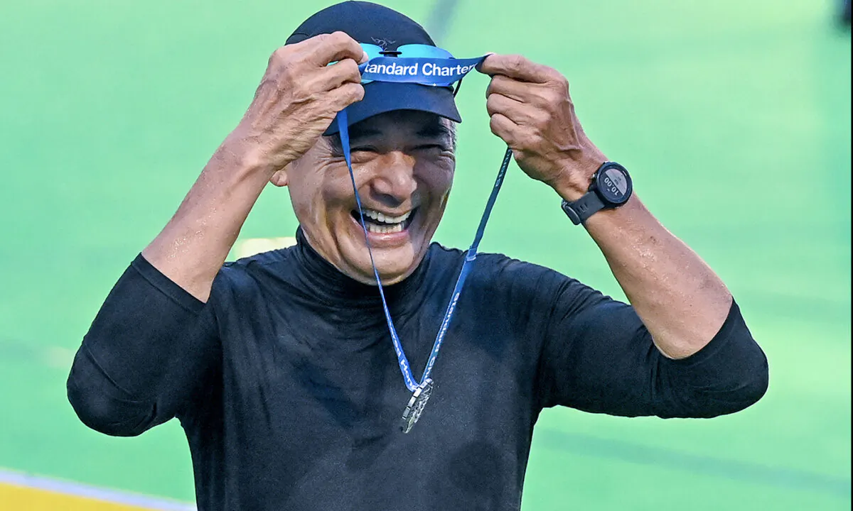 On the 25th Hong Kong Standard Chartered Marathon, 67-year-old movie superstar Chow Yun-fat participated in the 10K category, completed the race in 1 hour, 3 minutes, and 58 seconds. Feb. 12, 2023. (Sung Pi-Lung/The Epochtimes)
