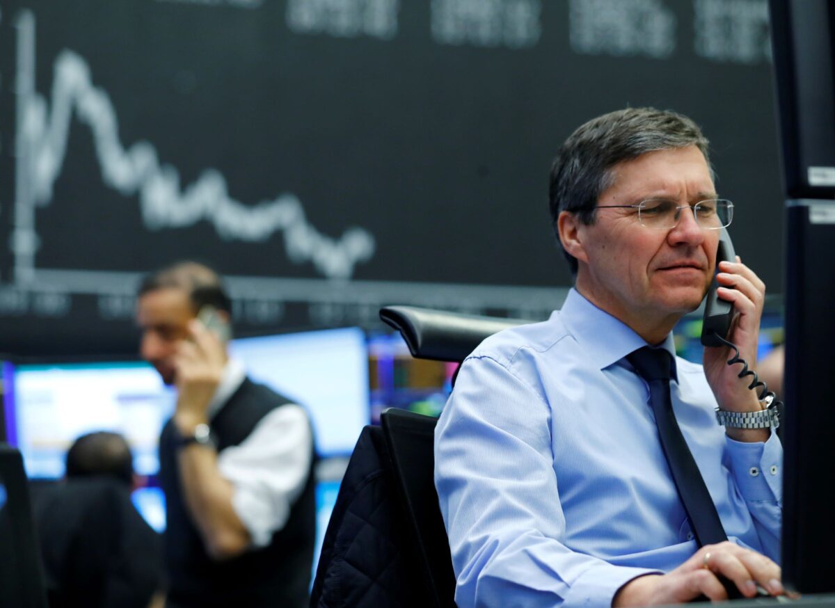 NextImg:World Stocks Dither, Bond Yields Fall as Recession Worries Weigh