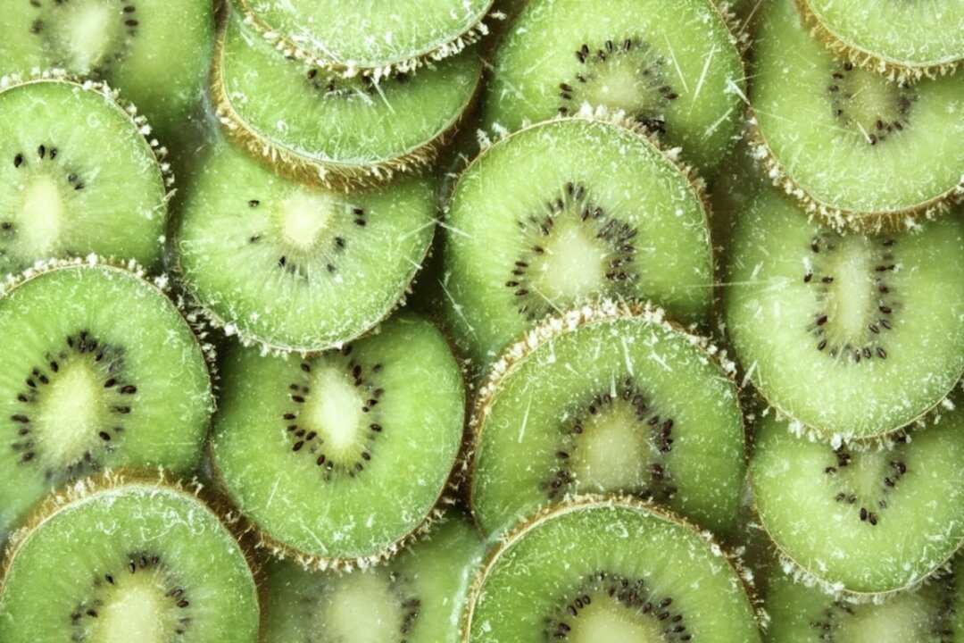 Frozen slices of Actinidia arguta (hardy kiwi). (Shutterstock)