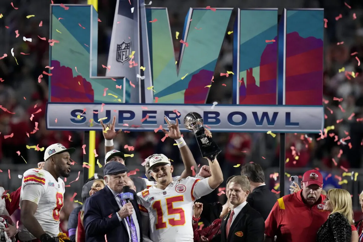 Kansas City Chiefs quarterback Patrick Mahomes (15) holds the Vince Lombardi Trophy while talking to Terry Bradshaw after the NFL Super Bowl 57 football game against the Philadelphia Eagles in Glendale, Ariz., on Feb. 12, 2023. (Seth Wenig/AP Photo)