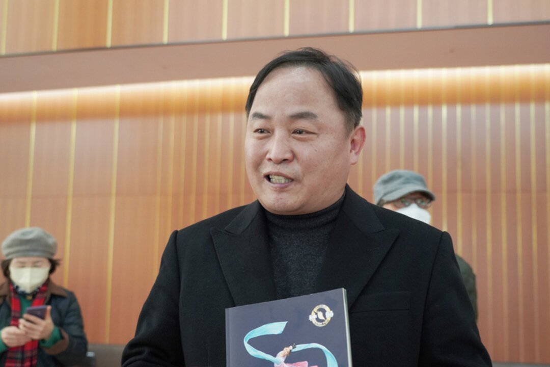 Mr. Park Young-taek, the president of the Donghak Cultural Foundation, attends Shen Yun Performing Arts at the National Theater of Korea in Seoul, South Korea, on Feb. 15, 2023. (Lee You-jung/The Epoch Times)