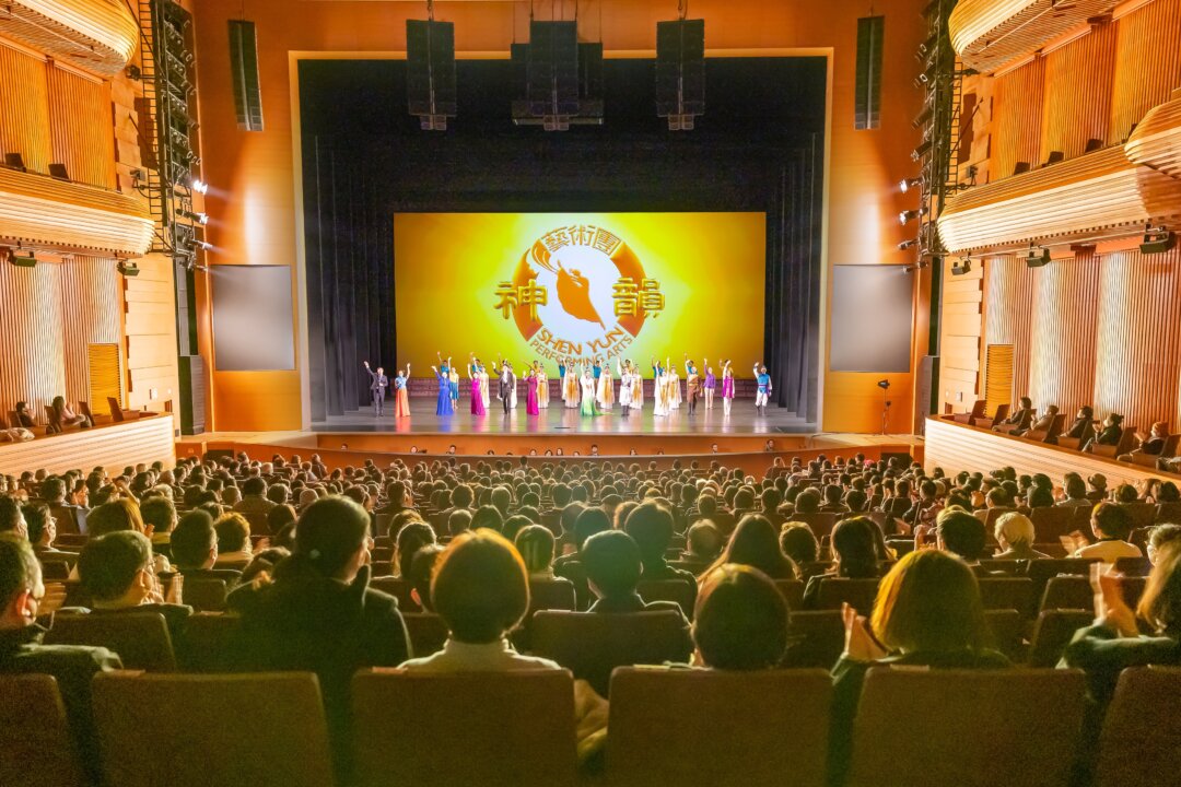Shen Yun Performing Arts World Company’s curtain call at the National Theater of Korea in Seoul, South Korea, on Feb. 15, 2023. (Kim Guk-hwan/The Epoch Times)