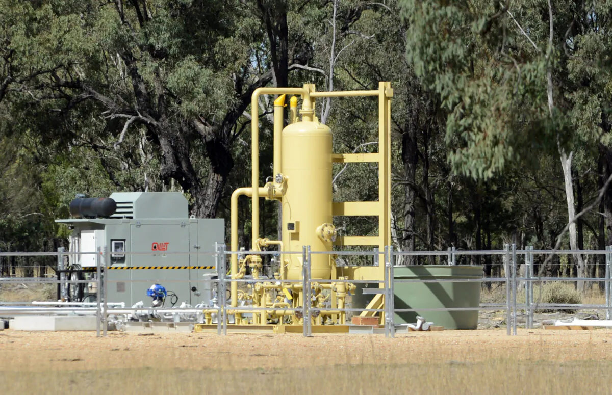 A coal seam gas well is seen near Dalby, west of Brisbane, Wednesday, May 8, 2013. (AAP Image/Dan Peled)