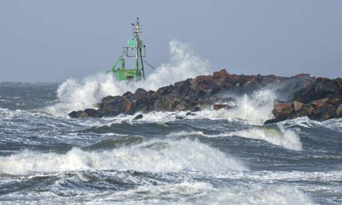 Burza Otto dociera do Hirtshals w północnej Jutlandii w Danii 17 lutego 2023 r. (Henninng Bagger/Ritzau Scanpix via AP)