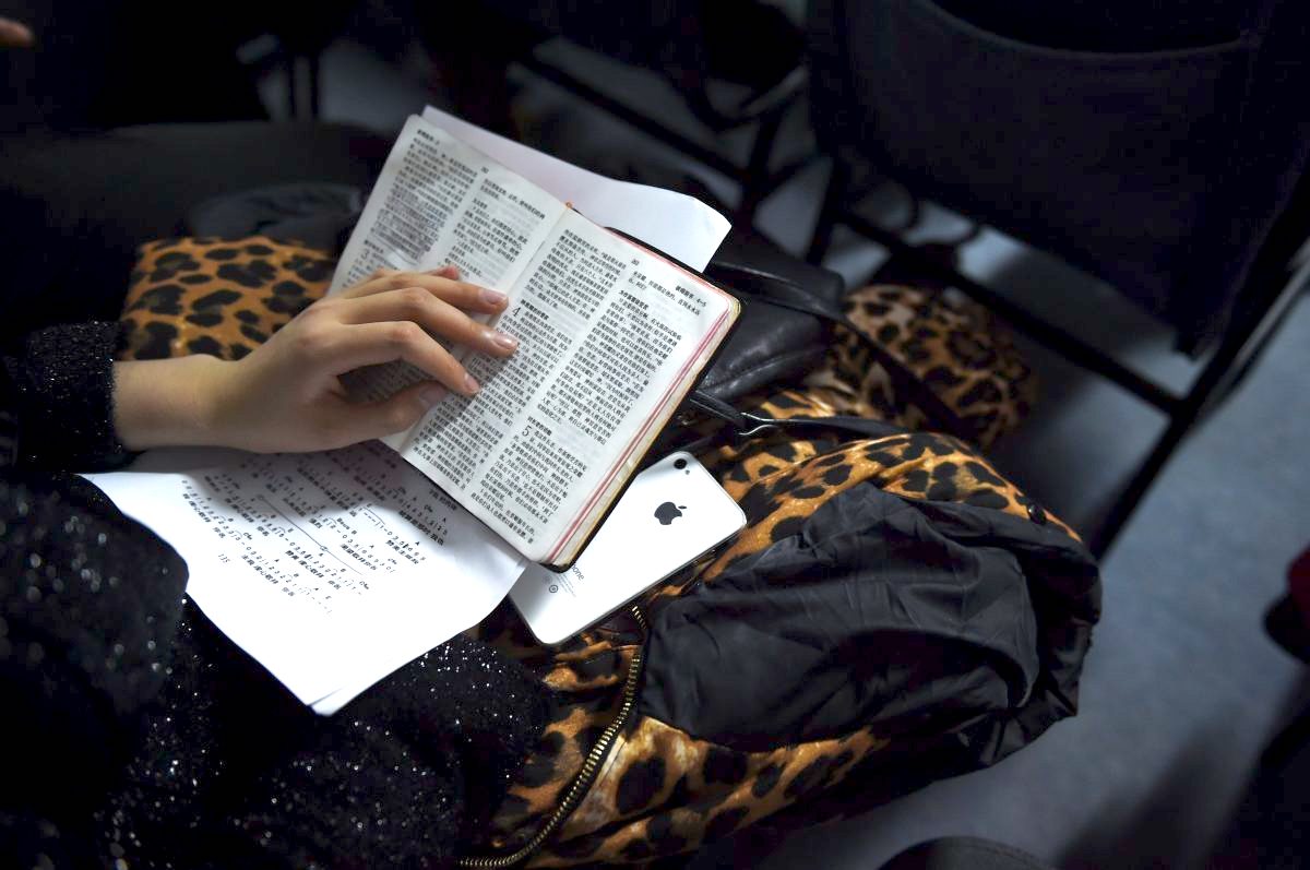 Researchers Scrutinise Cellphone Use in US Churches - Vimarsana News