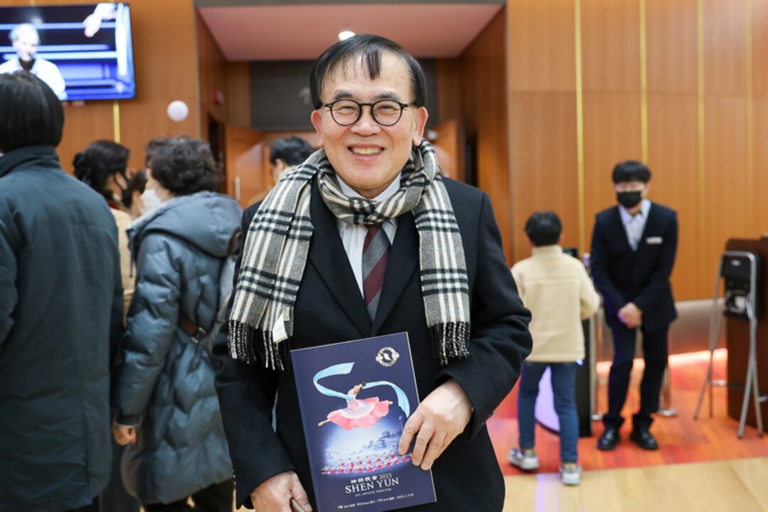 Mr. Park Seok-soon, a World Climate Declaration ambassador and the professor of environmental science and engineering at Ehwa Womans University, attends Shen Yun Performing Arts at the National Theater of Korea in Seoul, South Korea, on Feb. 16, 2023. (Kim Guk-hwan/The Epoch Times)