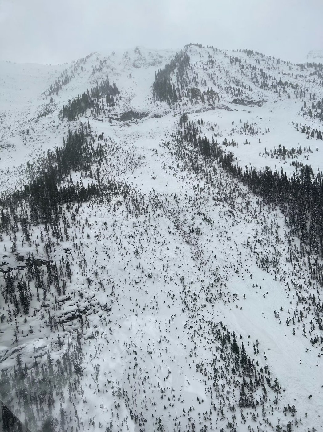 NextImg:Two Dead, One Injured After Avalanche Hits Group of Snowboarders and a Skier in BC
