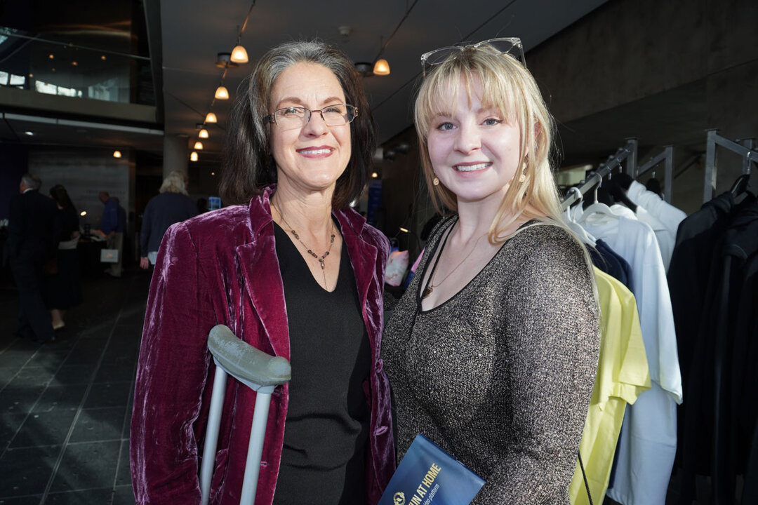 Debra Winsberg and her daughter Tori Winsberg at the Ikeda Theater at Mesa Arts Center in Arizona on Feb. 17. (Sherry Dong/The Epoch Times)