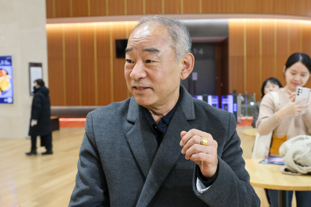 Mr. Im Sun-jun, a professor at Chonnam National University, attends Shen Yun Performing Arts at the National Theater of Korea in Seoul, South Korea, on Feb. 17, 2023. (Kim Guk-hwan/The Epoch Times)