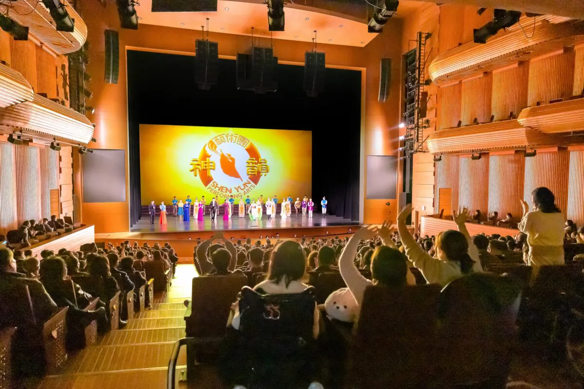 Shen Yun Performing Arts World Company’s curtain call at the National Theater of Korea in Seoul, South Korea, on Feb. 17, 2023. (Kim Guk-hwan/The Epoch Times)