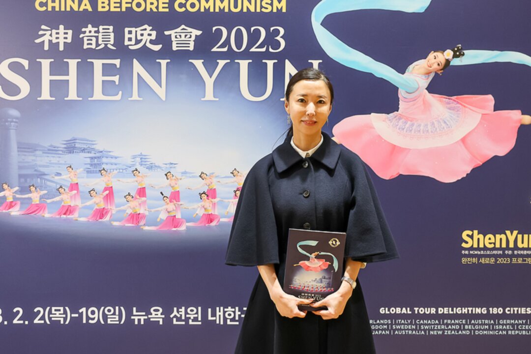Ms. Choi So-bin, the director of the dance department of Dankook University, attends Shen Yun Performing Arts at the National Theater of Korea in Seoul, South Korea, on Feb. 18, 2023. (Kim Guk-hwan/The Epoch Times)