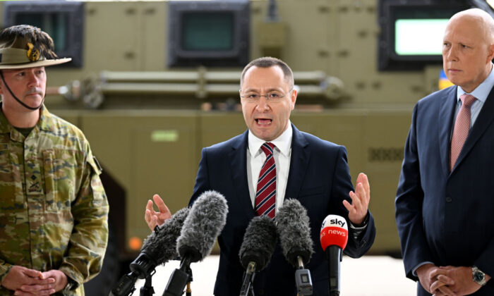 Ambasador Ukrainy w Australii Wasyl Myroshnychenko (C), do którego dołączył australijski minister obrony Peter Dutton (R), przemawia podczas konferencji prasowej w bazie lotniczej Amberley w Ipswich, Australia, 8 kwietnia 2022 r. (Dan Peled / Getty Images)