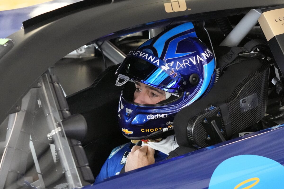 NextImg:Johnson Provides Early Daytona Thrills in NASCAR Comeback