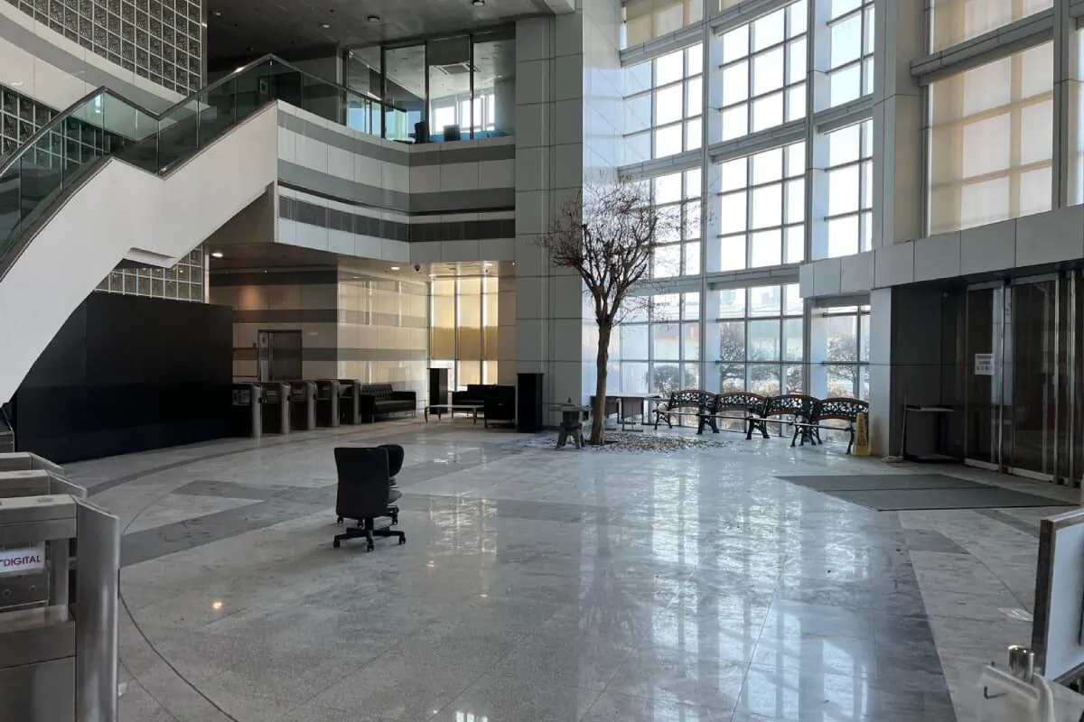 The building lobby of Apple Daily is covered in dust. Feb. 15, 2023. (Courtesy of anonymous Employee/The Epoch Times)
