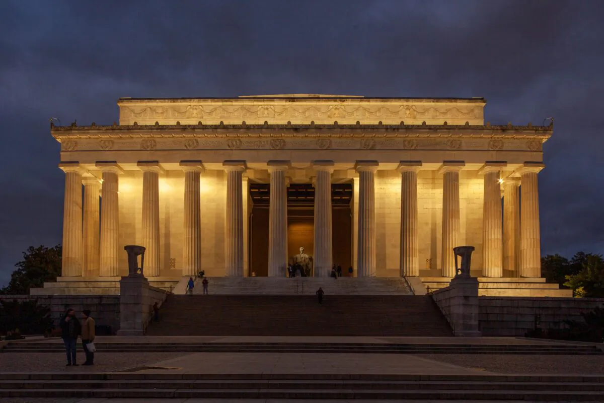 From the main point of arrival, visitors can look up at the grand classical temple and see Lincoln's statue within. (J.H.Smith/Cartiophotos)