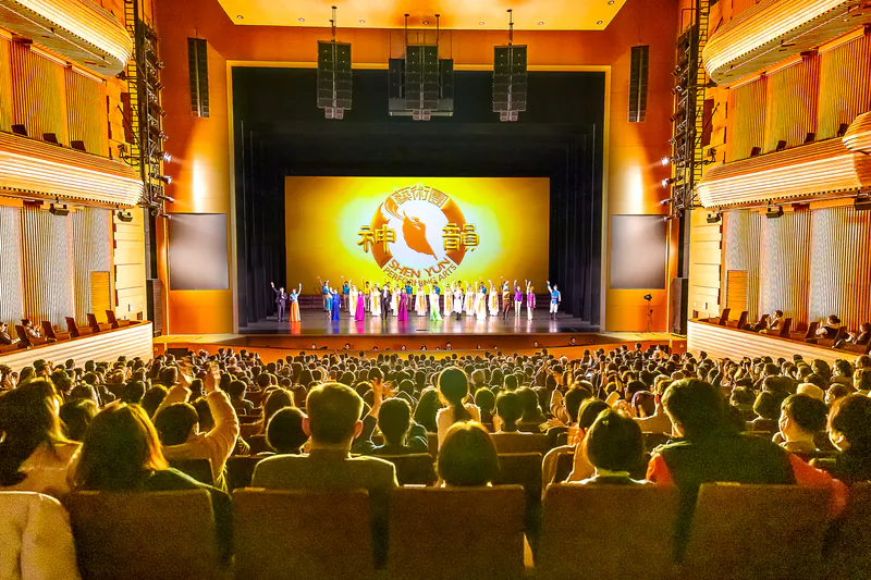 Shen Yun Performing Arts World Company’s curtain call at the National Theater of Korea in Seoul, South Korea, on Feb. 19, 2023. (Kim Guk-hwan/The Epoch Times)