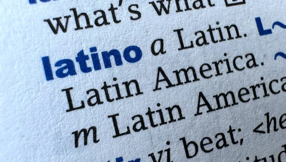 An image of the word "latino" in a Spanish language dictionary. (Sarah Le/The Epoch Times)