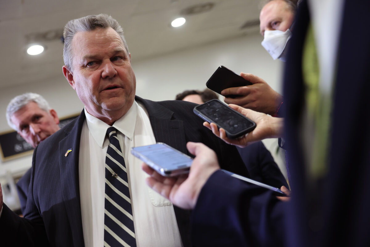 Tester to Join Manchin to Overturn Biden ESG Investment Rule, Ensuring