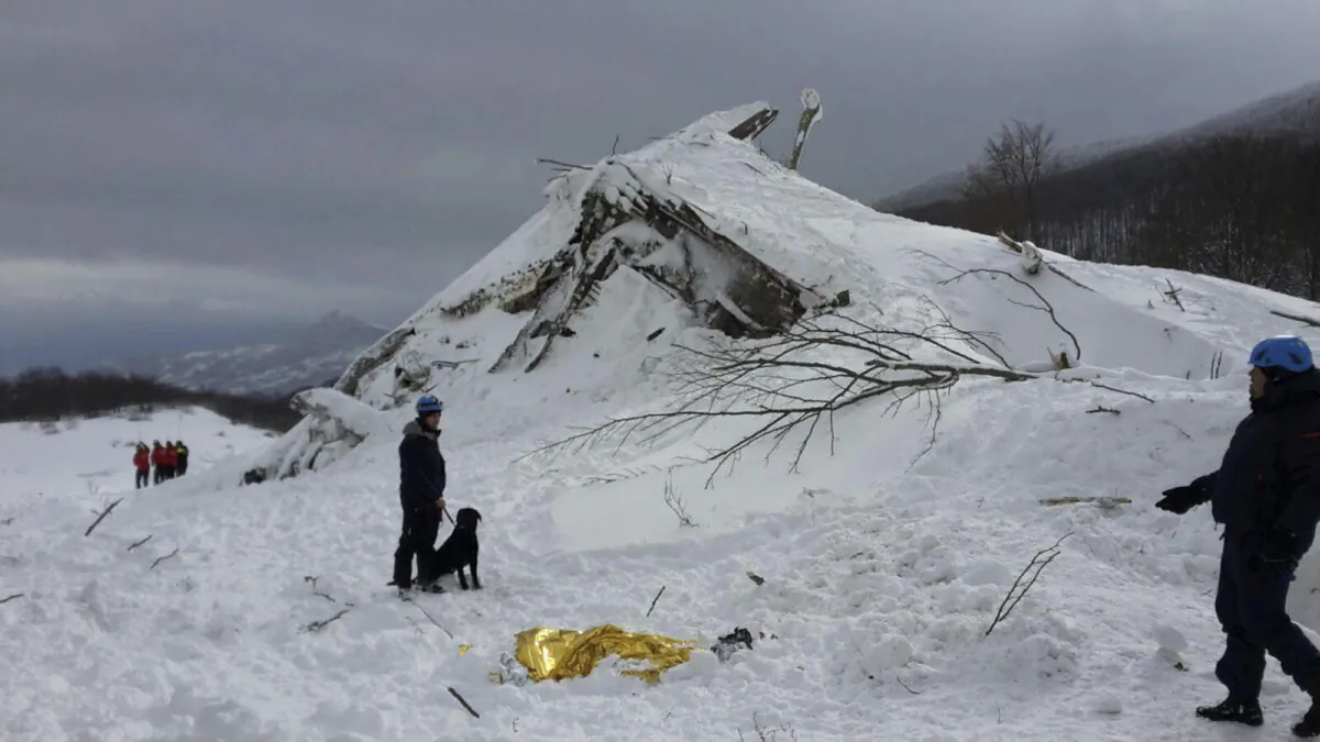 Rescuers work at the avalanche-hit Rigopiano hotel on Jan. 21, 2017. (Corpo Nazionale Soccorso Alpino e Speleologico/The National Alpine Cliff and Cave Rescue Corps (CNSAS) via AP)