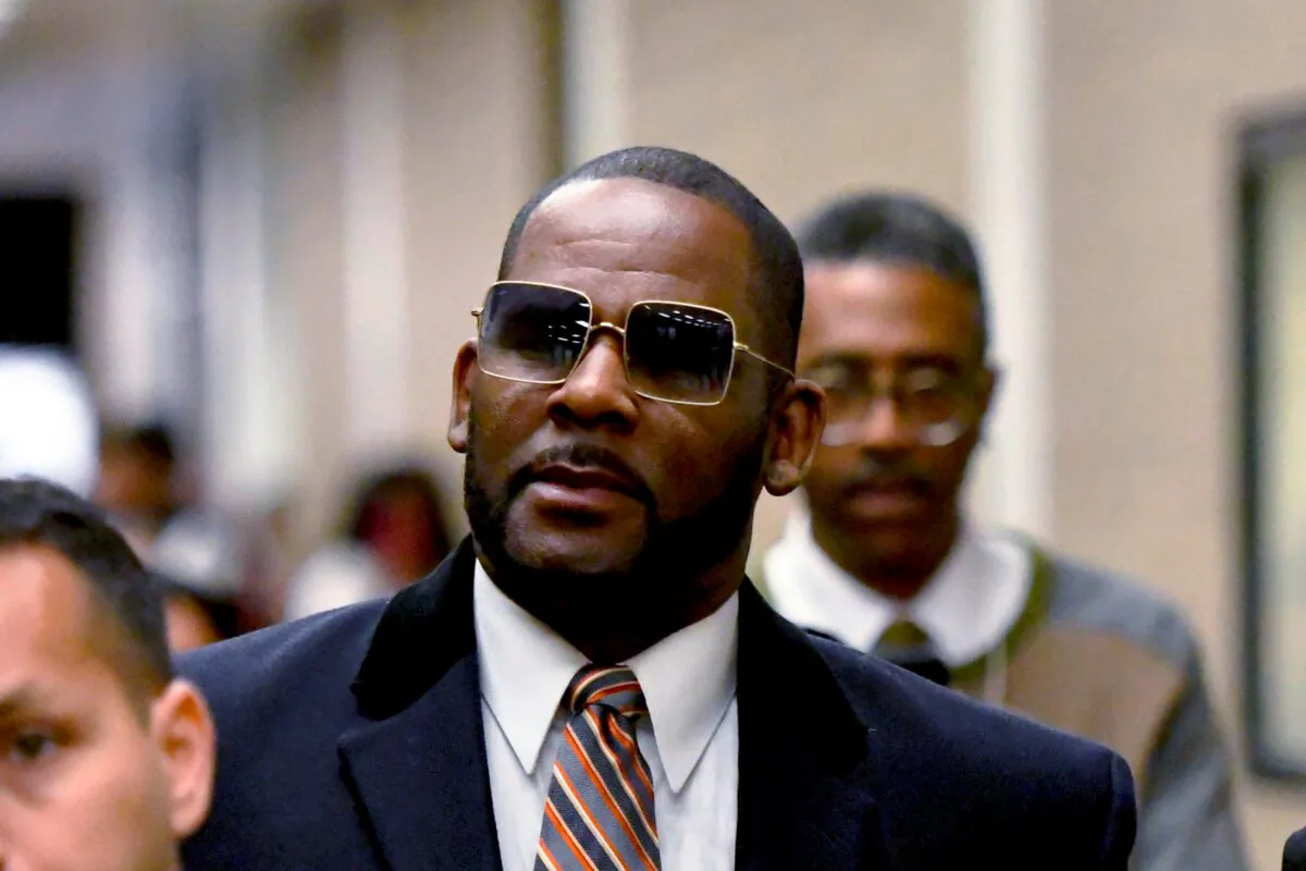 R. Kelly (C) leaves the Daley Center after a hearing in his child support case in Chicago on May 8, 2019. (Matt Marton/AP Photo)
