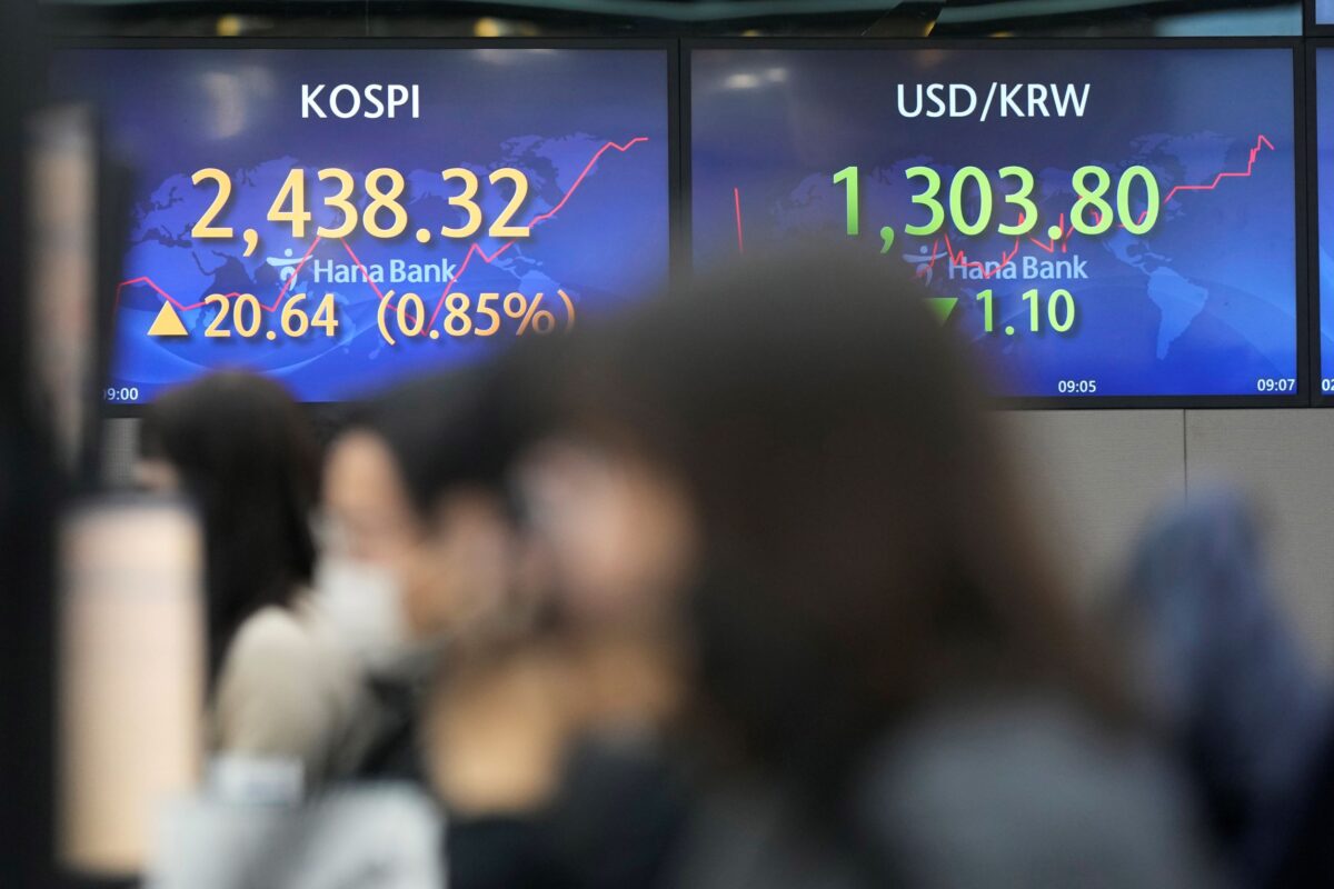NextImg:Global Stocks Mixed After Fed Officials Support Higher Rates