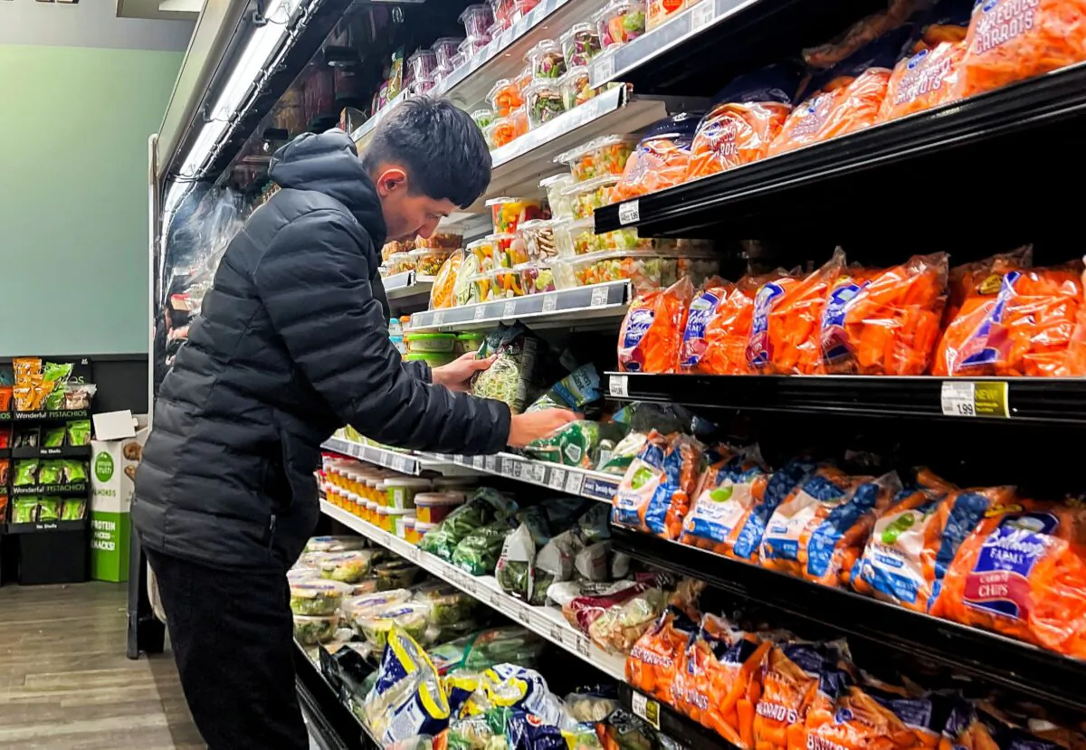 Shoppers crowd a supermarket to buy food ahead of the Thanksgiving holiday in Chicago, Ill., on Nov. 22, 2022. (Jim Vondruska/Reuters)