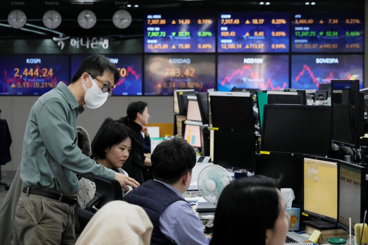 NextImg:Global Stocks Mixed After Wall Street Breaks Losing Streak