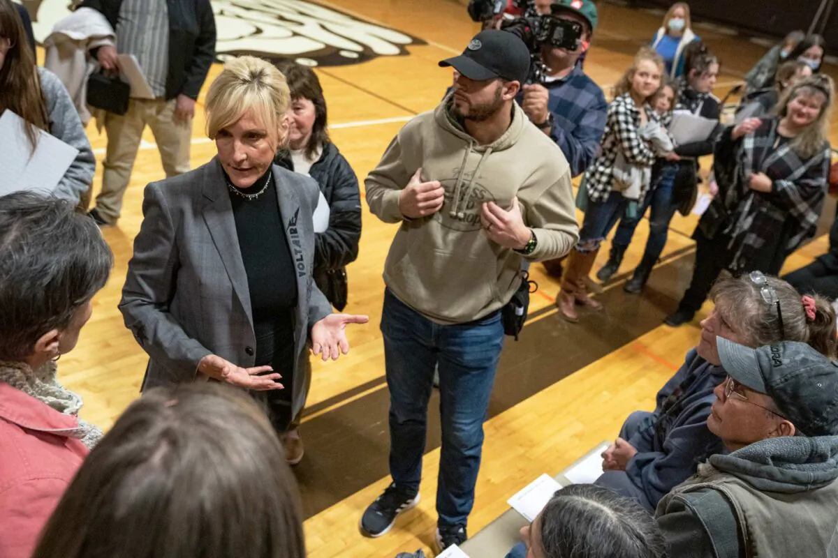 Environmental activist Erin Brockovich (L) speaks to concerned residents as she hosts a town hall at East Palestine High School in East Palestine, Ohio, on Feb. 24, 2023. (Michael Swensen/Getty Images)