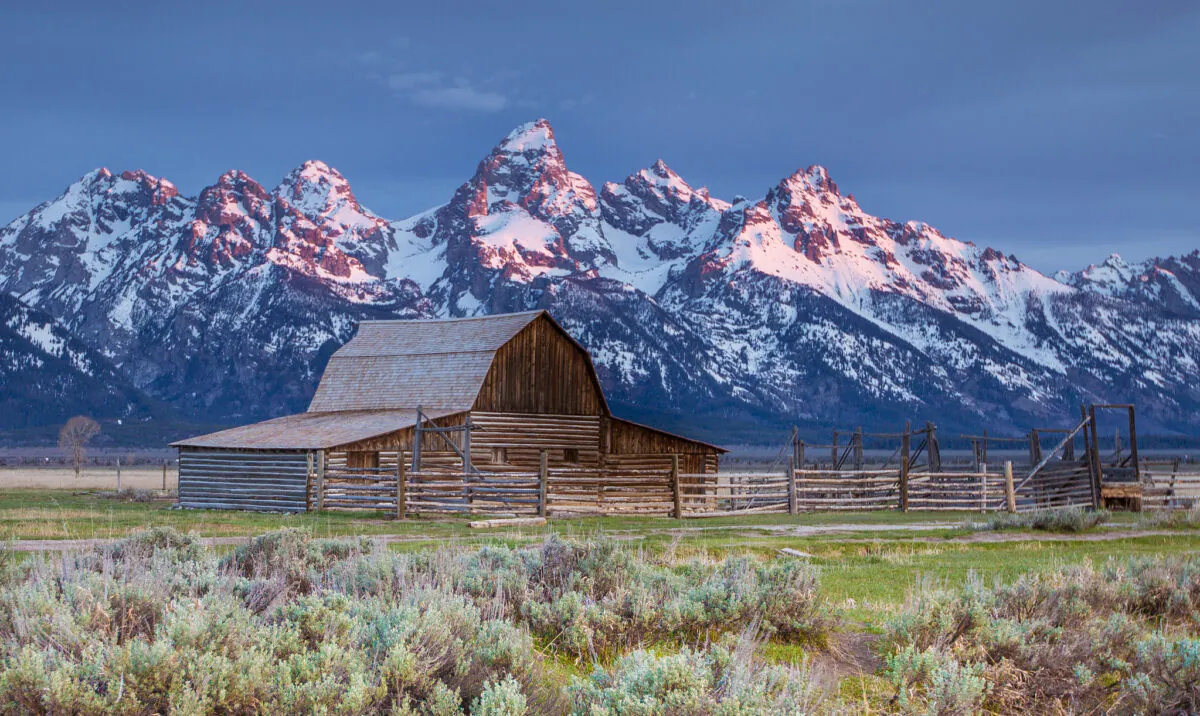 Moulton barn sits at the base of the Grand Tetons. (Public Domain)