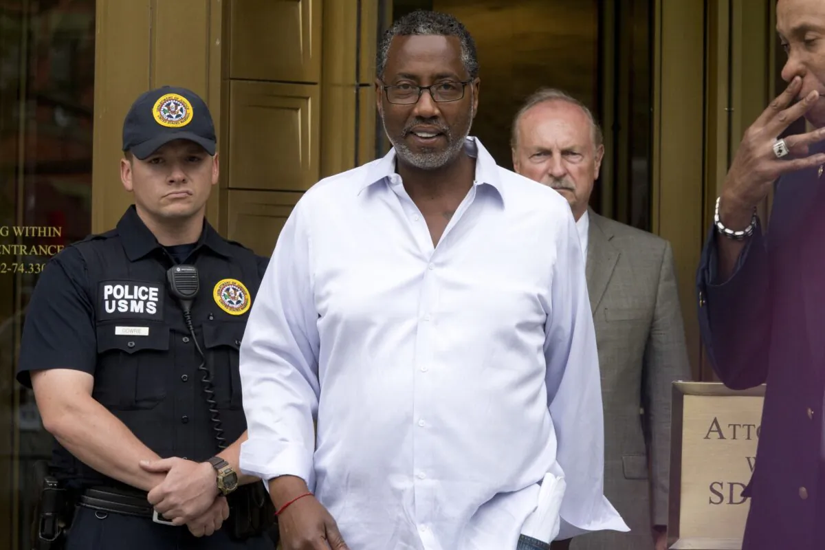 Norman Seabrook (C), president of the New York City Correction Officers' Benevolent Association, leaves court in New York on June 8, 2016. (Mary Altaffer/AP Photo)