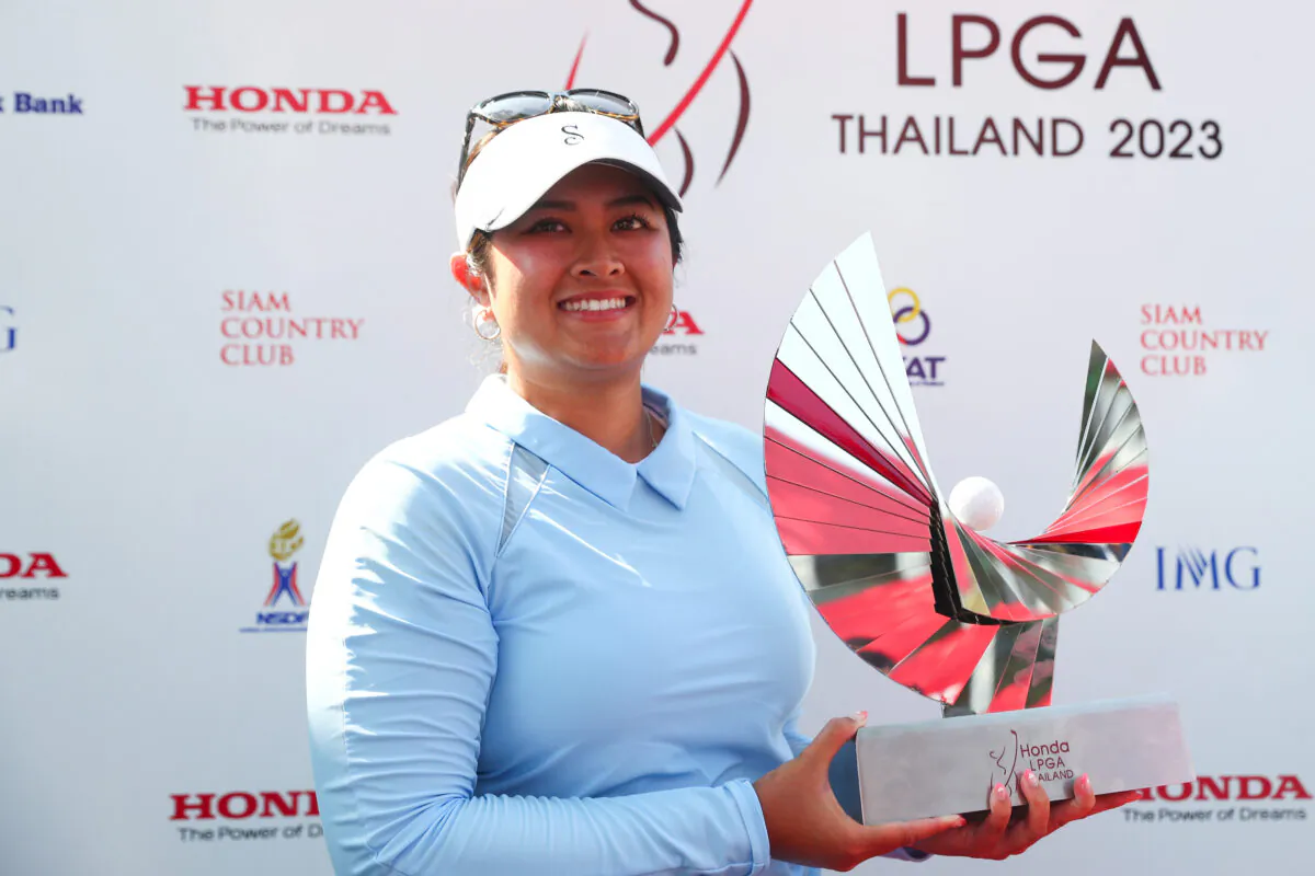 Lilia Vu of the United States pose with trophy at 18th hole with the trophy on the 18th green after winning the 2023 Honda LPGA Thailand at Siam Country Club in Chon Buri, Thailand, on Feb. 26, 2023. (Thananuwat Srirasant/Getty Images)