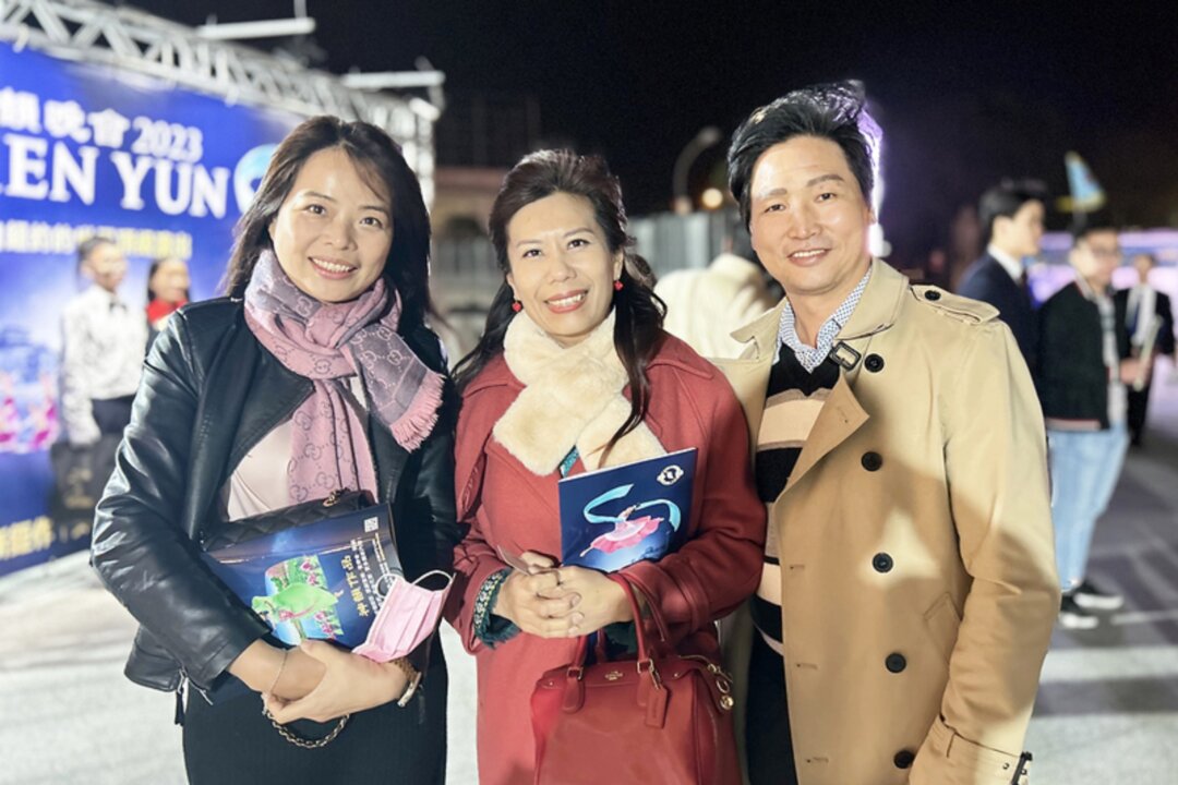 Ms. Yu Hsiu-ling (C), the president of the Rotary International Zhongli Center District Branch, Ms. Yu’s husband, and Ms. Wang Hui-chuan (left), the director of the Rotary International DEI, attend Shen Yun Performing Arts at the Miaobei Art Center in Miaoli, Taiwan, on Feb. 25, 2023. (Dai Deman/The Epoch Times)