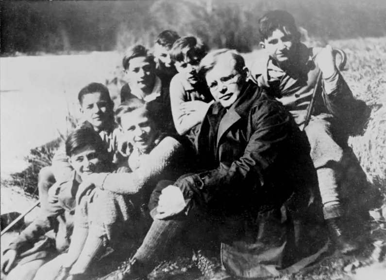 Dietrich Bonhoeffer with confirmands on March 21, 1932 in Friedrichsbrunn. (Deutsches Bundesarchiv) 