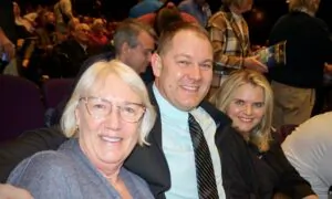 Retired Piano Teacher Applauds Shen Yun’s Music