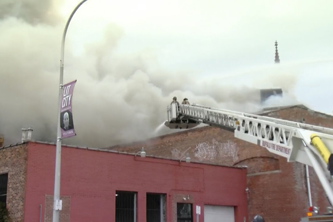 Buffalo Firefighter Dies While Battling Downtown Blaze | The Epoch Times