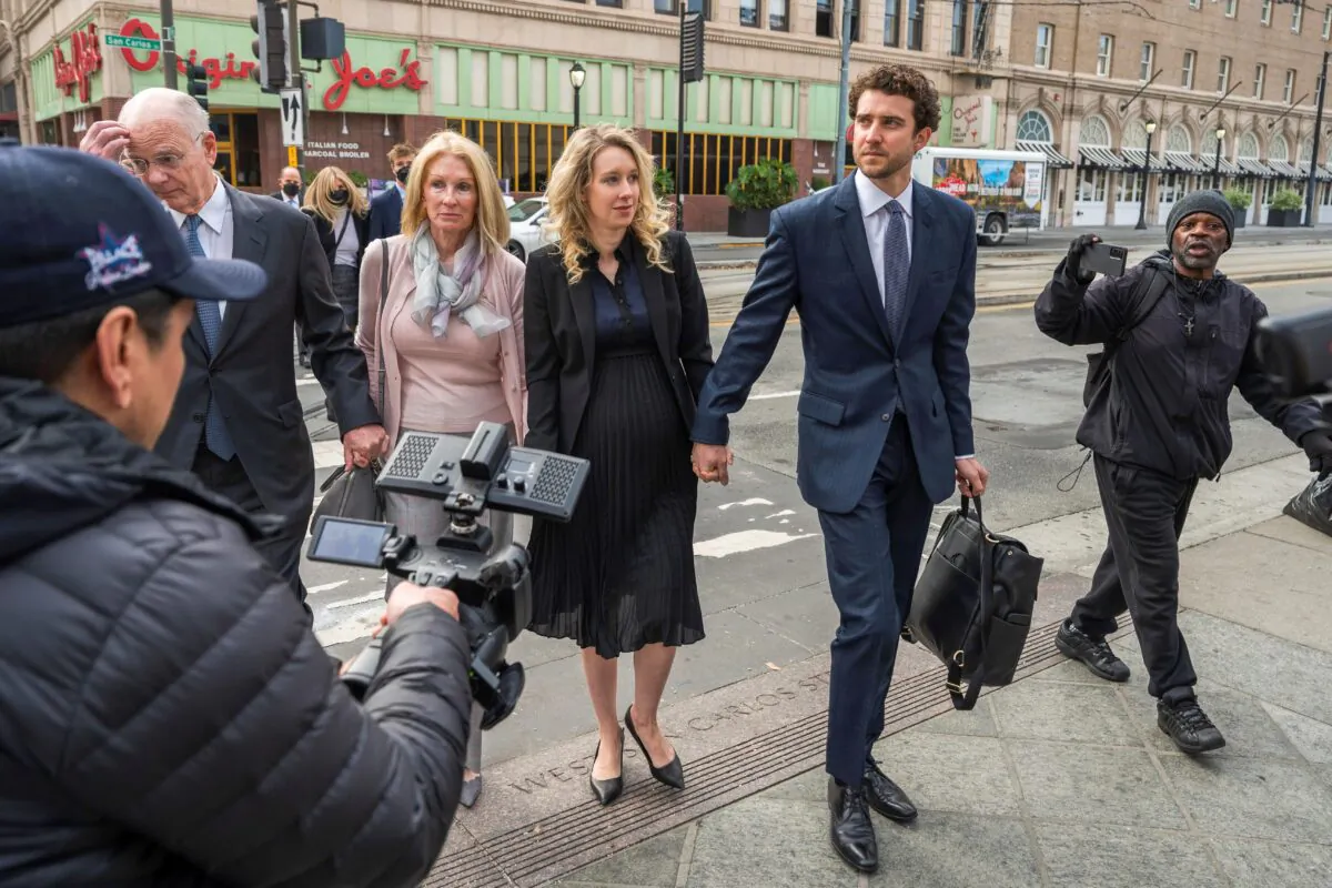 Theranos founder and CEO Elizabeth Holmes(C), walks into federal court in San Jose, Calif., on Nov. 18, 2022. (Nic Coury/AP Photo)