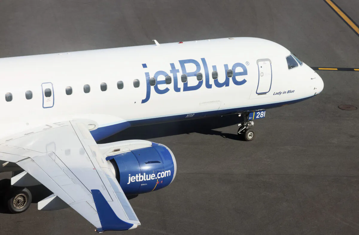 A JetBlue jet moves along the runway at Laguardia Airport in New York City, on Nov. 10, 2022. (Bruce Bennett/Getty Images)