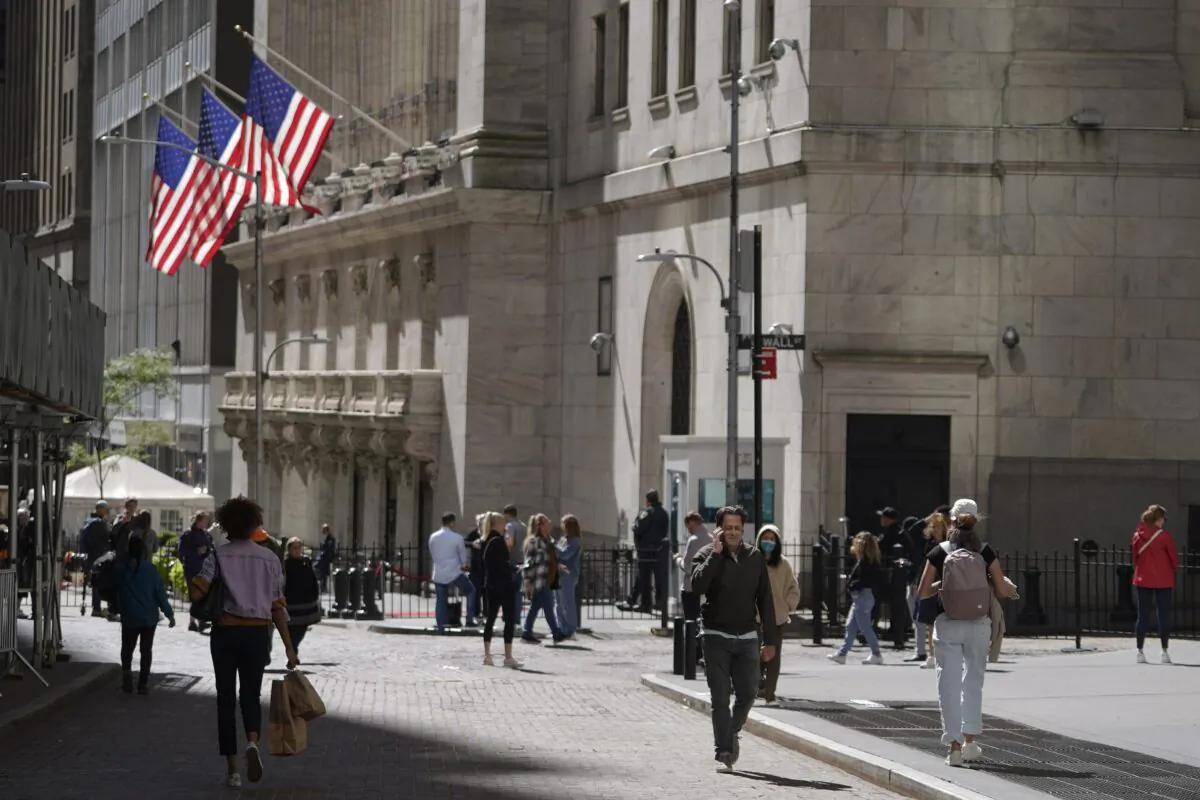 Visitors to the financial district walk past the New York Stock Exchange in New York on Sept. 23, 2022. (Mary Altaffer/AP Photo)