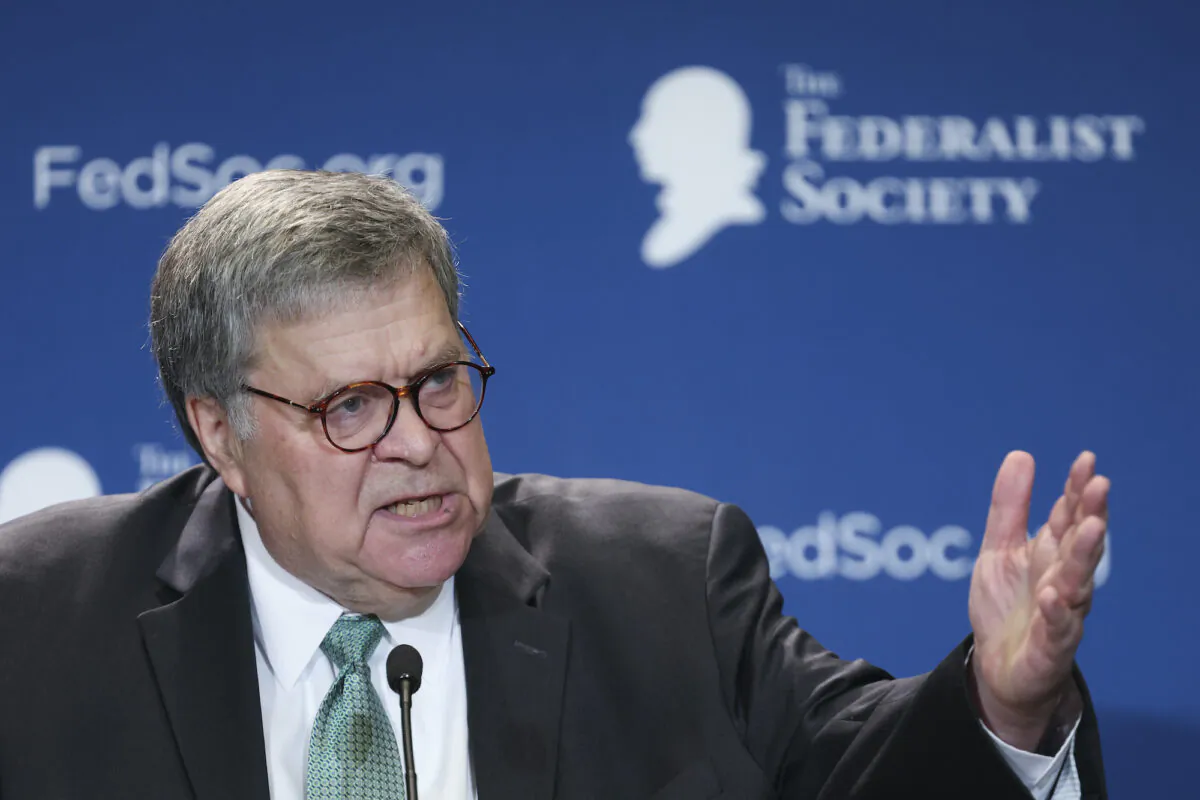 Former U.S. Attorney General William Barr speaks at a meeting of the Federalist Society in Washington on Sept. 20, 2022. (Win McNamee/Getty Images)