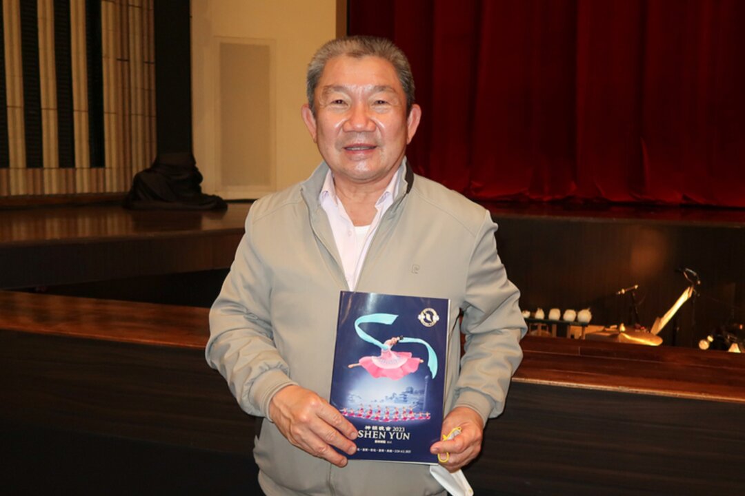Mr. Hao I-chin, the retired deputy commander and chief of staff at Republic of China Army and the current chairman of Shinping Natural Gas Company, attends Shen Yun Performing Arts at the Chih-The Hall of the Kaohsiung Cultural Center in Kaohsiung, Taiwan, on Mar. 2, 2023. (Dai Deman/The Epoch Times)