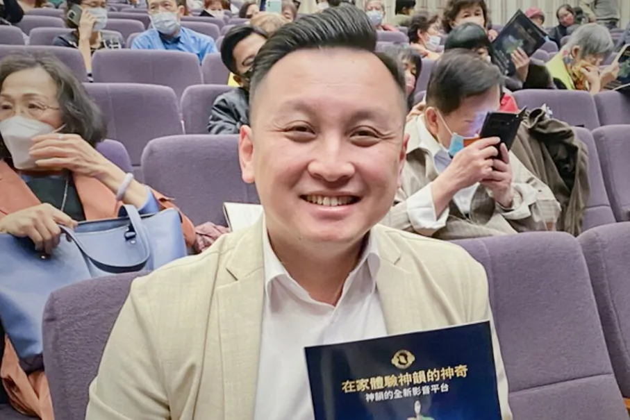 Mr. Liu Yen-fu, the chairman and CEO of an educational publishing company, attends Shen Yun Performing Arts at the Chih-The Hall of the Kaohsiung Cultural Center in Kaohsiung, Taiwan, on March 1, 2023. (Li I-hsin/The Epoch Times)