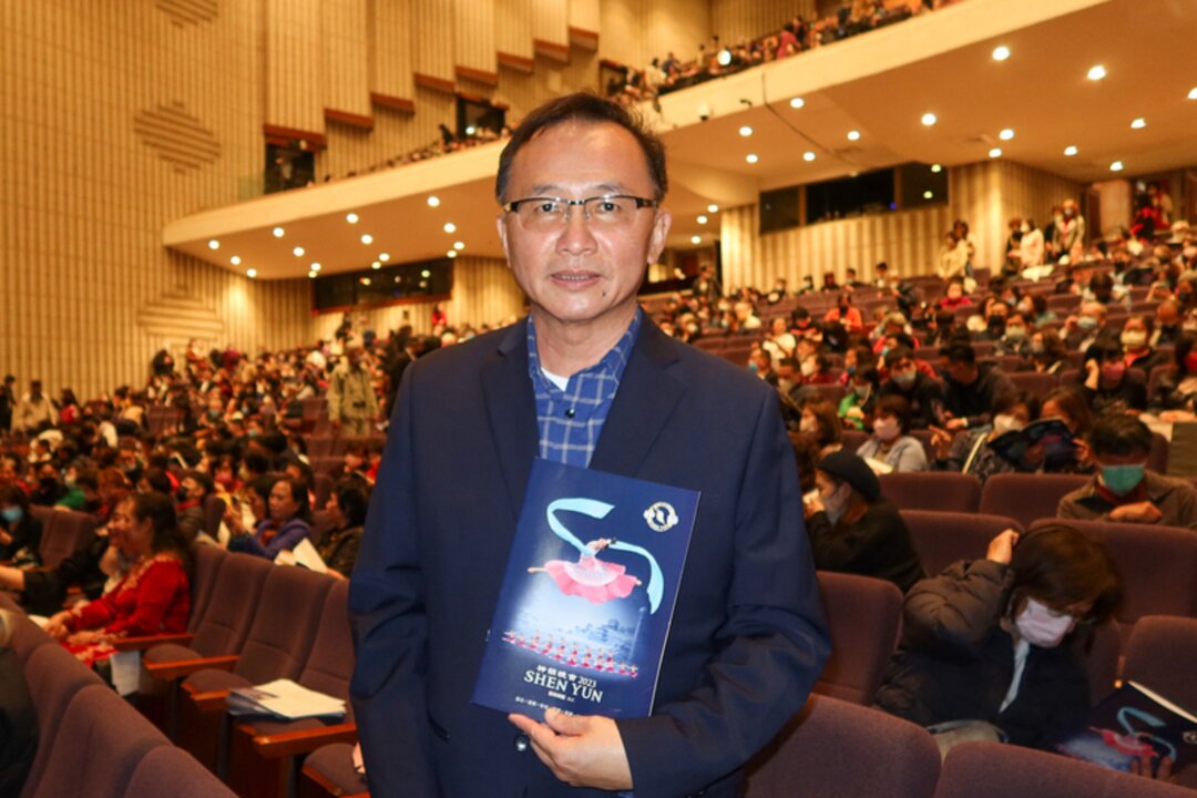Mr. Yu Chih-jung, a trustee of the Taiwan Banana Research Institute and the chairman of the Yilung Agricultural Company, attends Shen Yun Performing Arts at the Chih-The Hall of the Kaohsiung Cultural Center in Kaohsiung, Taiwan, on March 2, 2023. (Lung Fang/The Epoch Times)