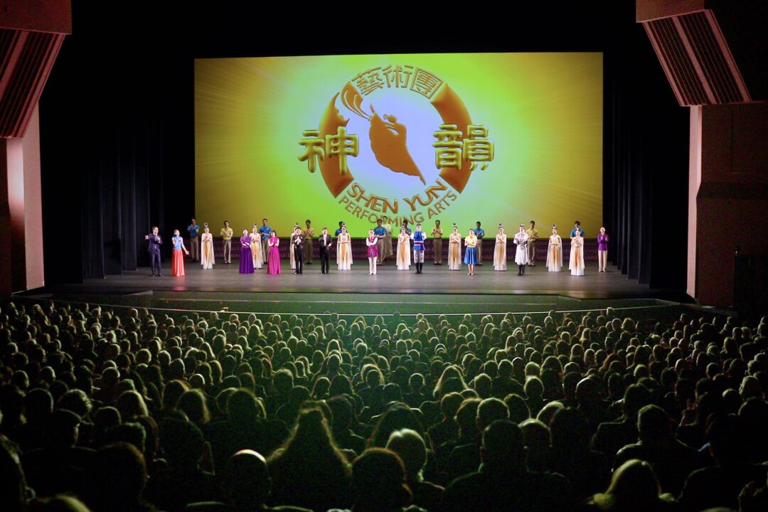 Shen Yun Performing Arts New Era Company's curtain call at the Segerstrom Center for the Arts, in Costa Mesa, on March 2, 2023. (NTD)