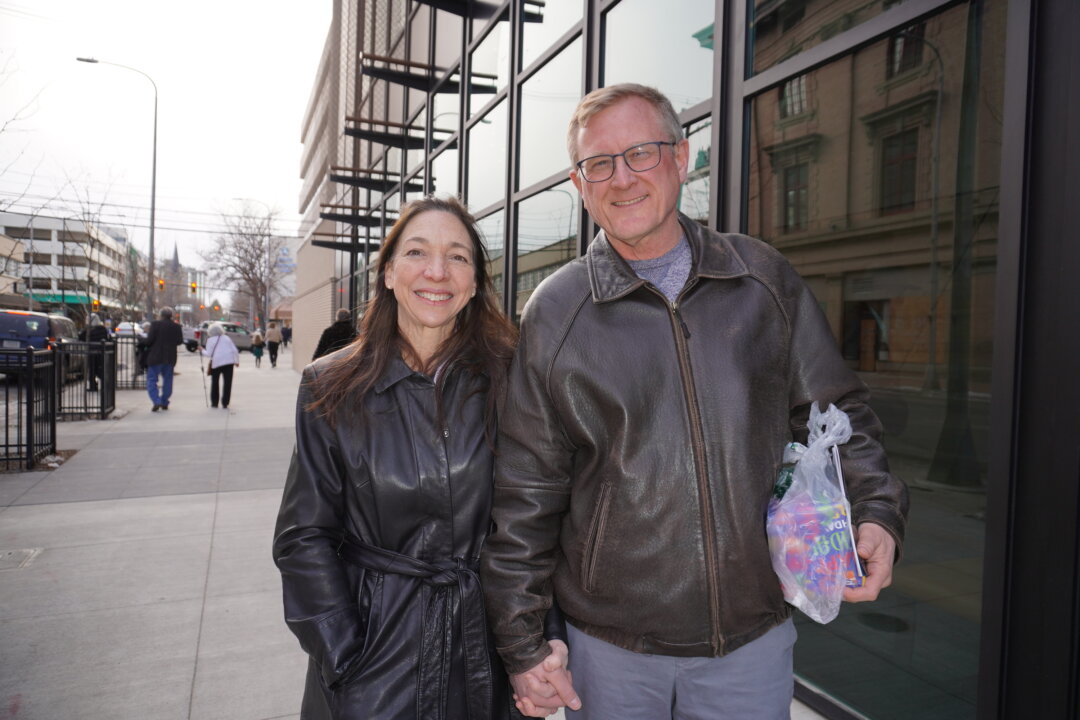 Boyd Badten (R), operations director of non profit the Hearts Center, watched Shen Yun with wife Nancy Badten (L) at the Alberta Bair Theater in Billings, Illinois, on March 4, 2023. (Sherry Dong/The Epoch Times)
