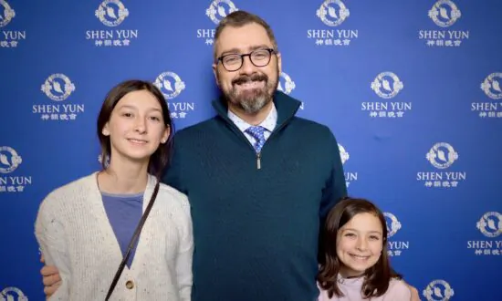 CEO Brings Daughters to Shen Yun to See China’s Ancient Traditions