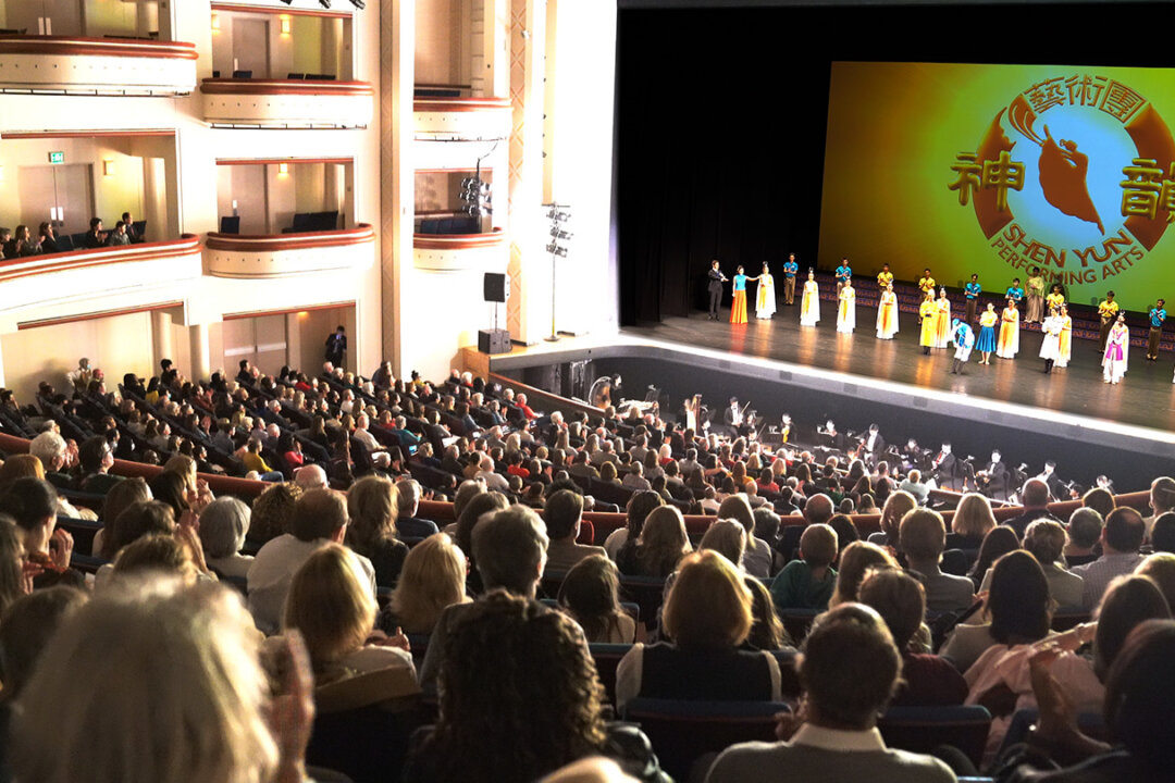 Shen Yun curtain call at the Belk Theater at Blumenthal Performing Arts Center in 2023. (The Epoch Times)