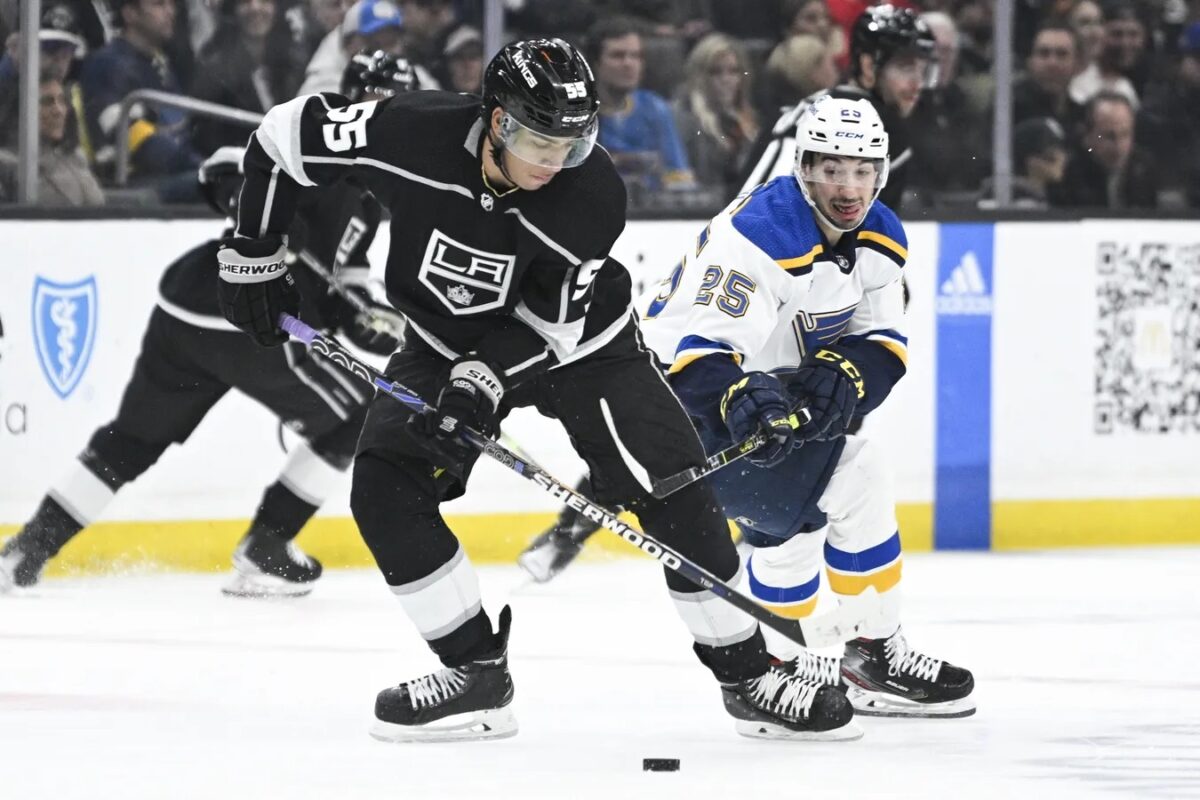 NextImg:Late Goals Lift Kings Over Blues, 4–2