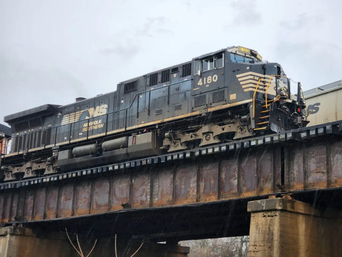 A Norfolk Southern freight train passes through Cincinnati, Ohio, on Feb. 27, 2023. (Jeff Louderback/The Epoch Times)