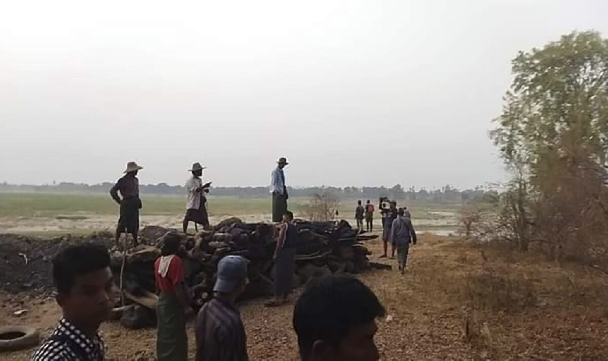 NextImg:Residents Say Burmese Army Killed 17 People in 2 Villages