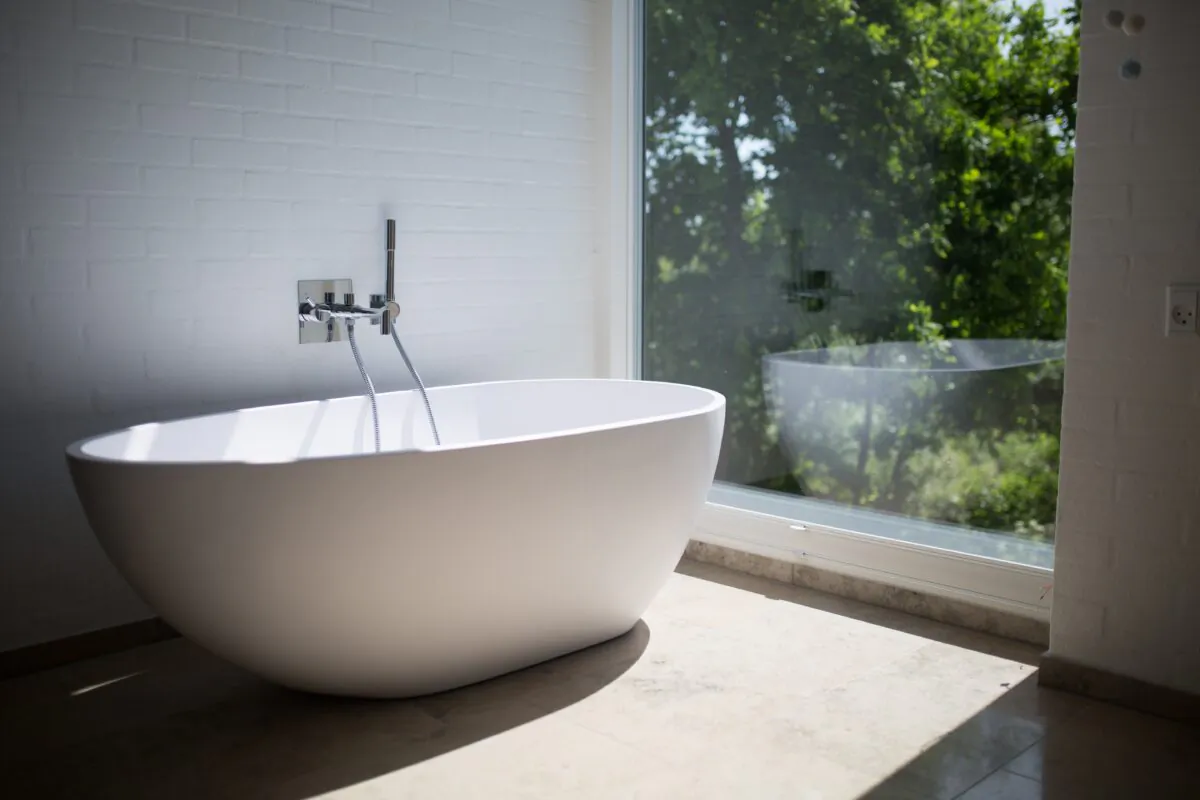 Mary Hunt gives advice for cleaning embedded dirt in anti-slip tubs. (Rene Asmussen/Pexels)